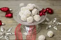Süße Kokosnuss-Bällchen mit knusprigen Pepitas, ein gesunder und leckerer Snack voller Geschmack und Textur.